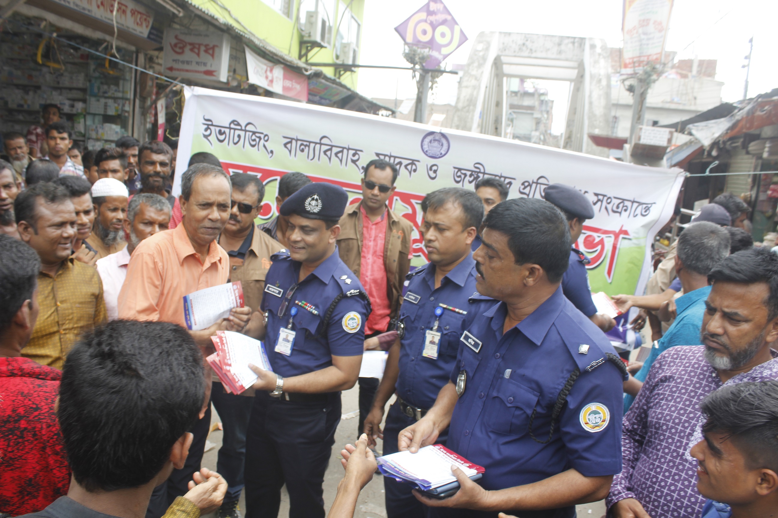 গুজব প্রতিরোধে ভোলায় পুলিশের মাইকিং ও লিফলেট বিতরন