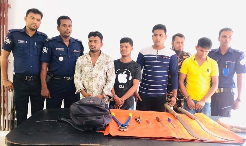 ভোলায় আবাসিক হোটেল থেকে অস্ত্রসহ আন্ত জেলা ডাকাত দলেন প্রধান ইয়াছিনকে গ্রেপ্তার করে পুলিশ