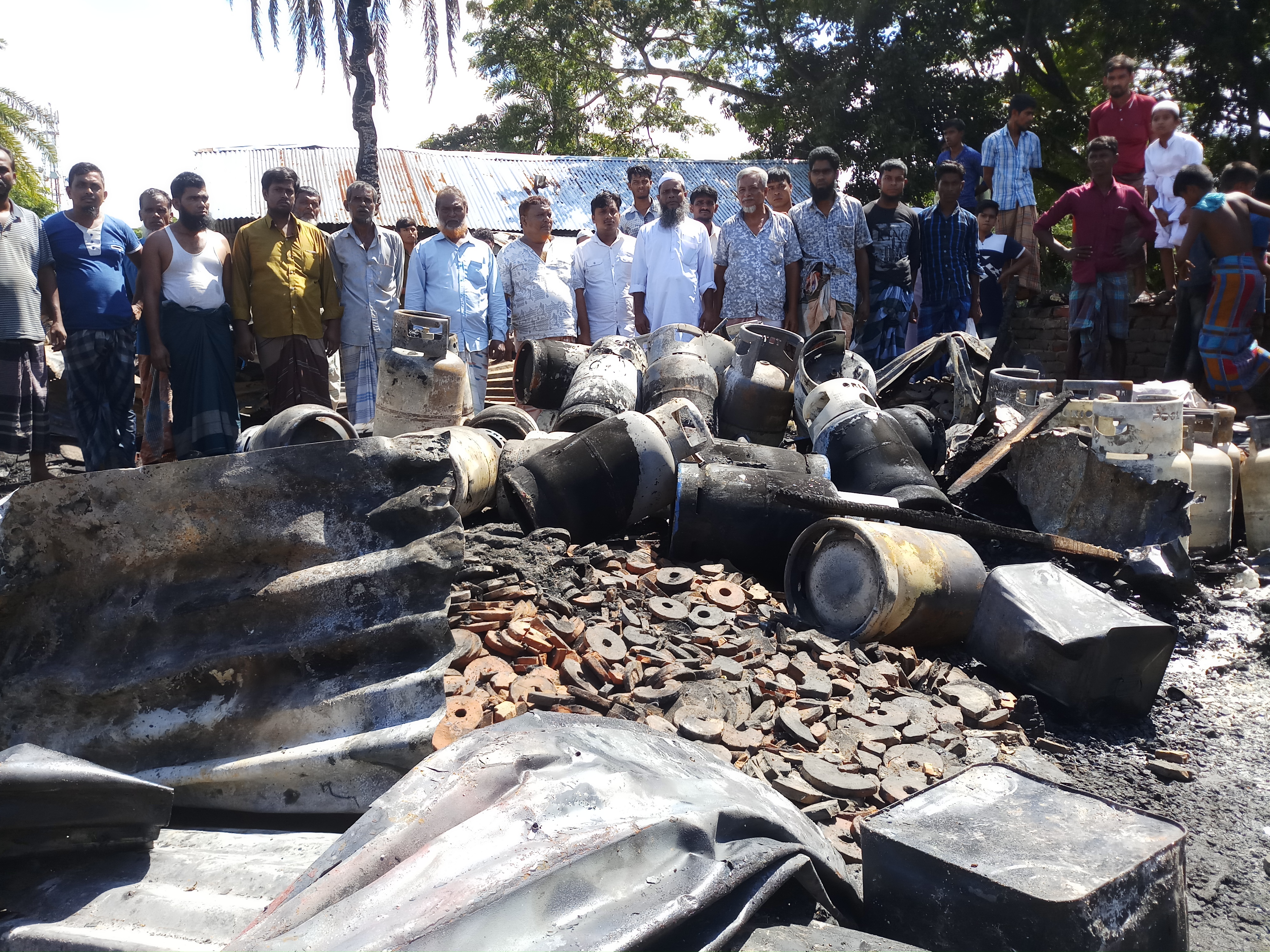 ভোলার ভেলুমিয়া  কুঞ্চপট্রিতে অগ্নিকান্ড ৬ দোকান পুড়ে ছাই ৫ কুটি টাকার ক্ষতি
