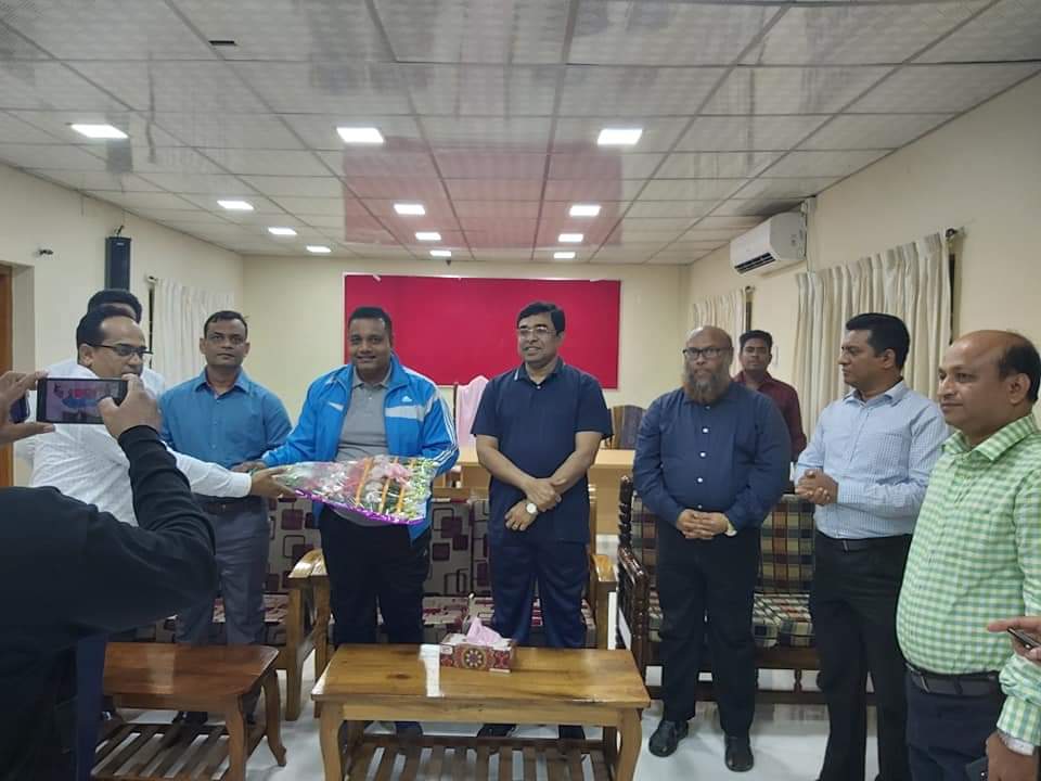 ভোলা অফিসার্স ক্লাবের  পক্ষ থেকে নবাগত জেলা জজকে ফুলেল শুভেচ্ছা।