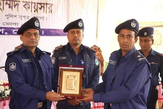 ভোলার ওসি এনায়েত বেস্ট অফিসার ইনচার্জ হিসেবে নির্বাচিত হয়ে পুলিশ সুপারের হাত থেকে পুরুস্কার গ্রহন