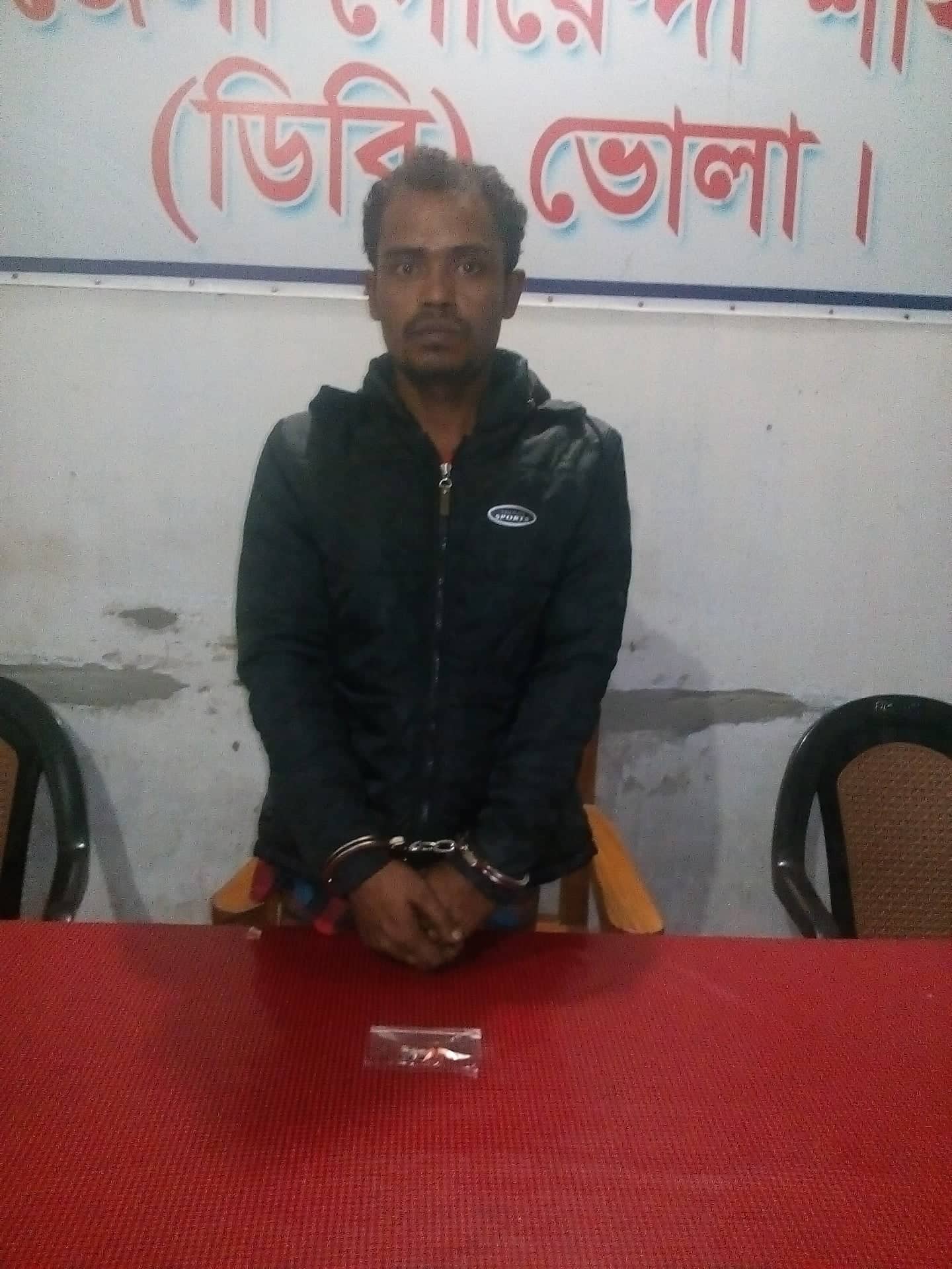 ভোলা কালিনাথ বাজার তিন খাম্বা থেকে ১০ পিচ ইয়াবাসহ ফিরোজ ডিবি পুলিশের হাতে আটক