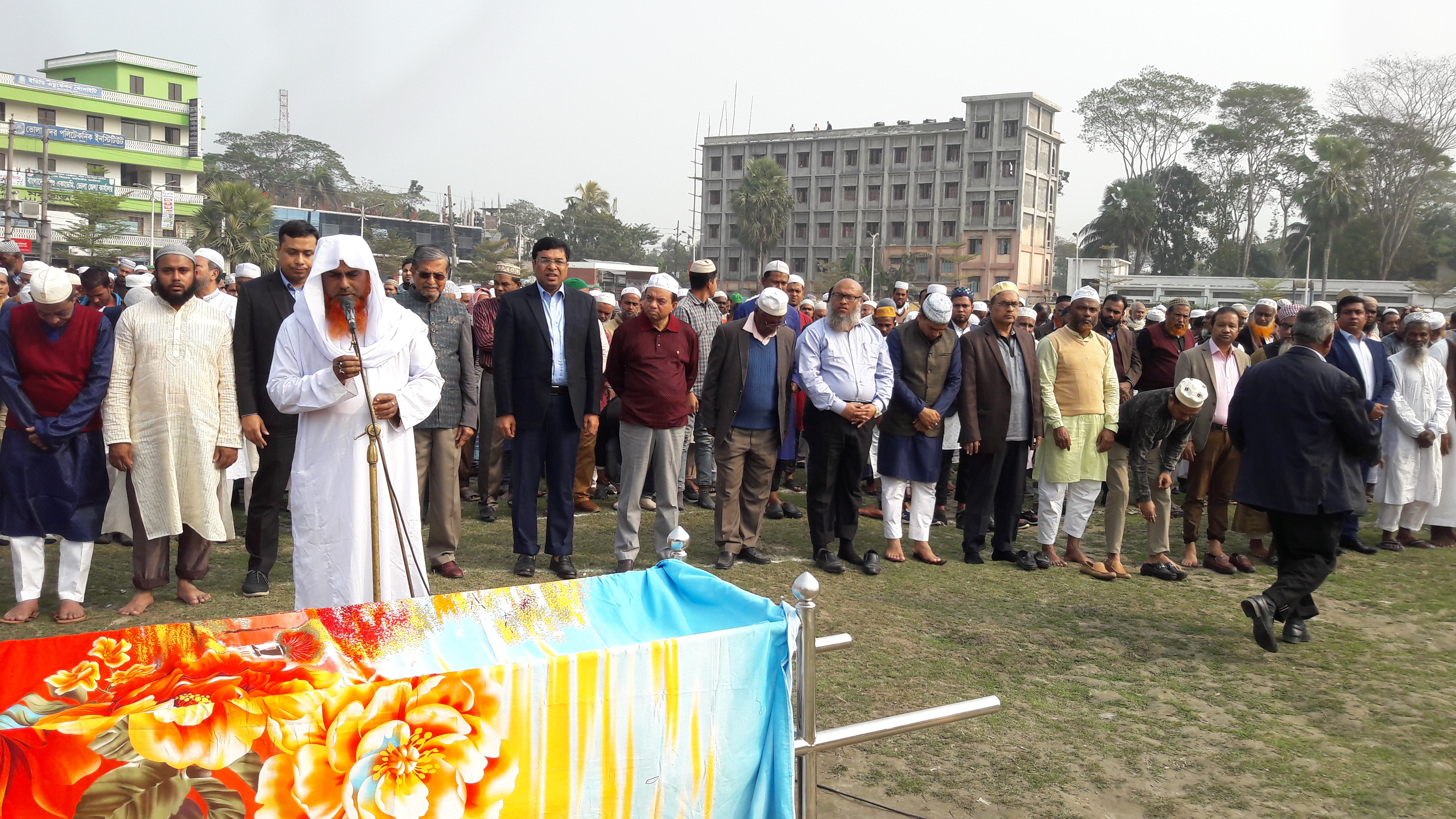 হাজারো জনতার উপস্থিতিতে ডিসি অফিসের মালেকের জানাযা সম্পন্ন