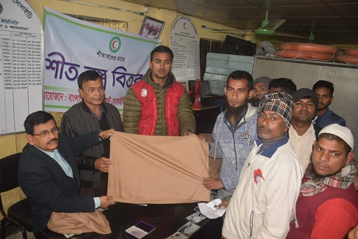 ভোলায় শীত উপেক্ষা করে শীতের বস্ত্র নিয়ে শীতার্তদের পাশে অসহায়ের বন্ধু আজিজ