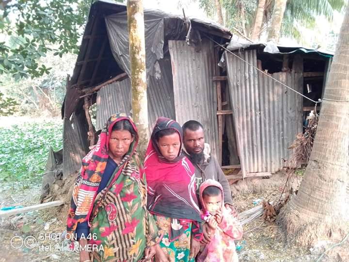 ভোলার ভেলুমিয়ায় কষ্টে দিনযাপন করছেন রিক্সাচালক বাবুল