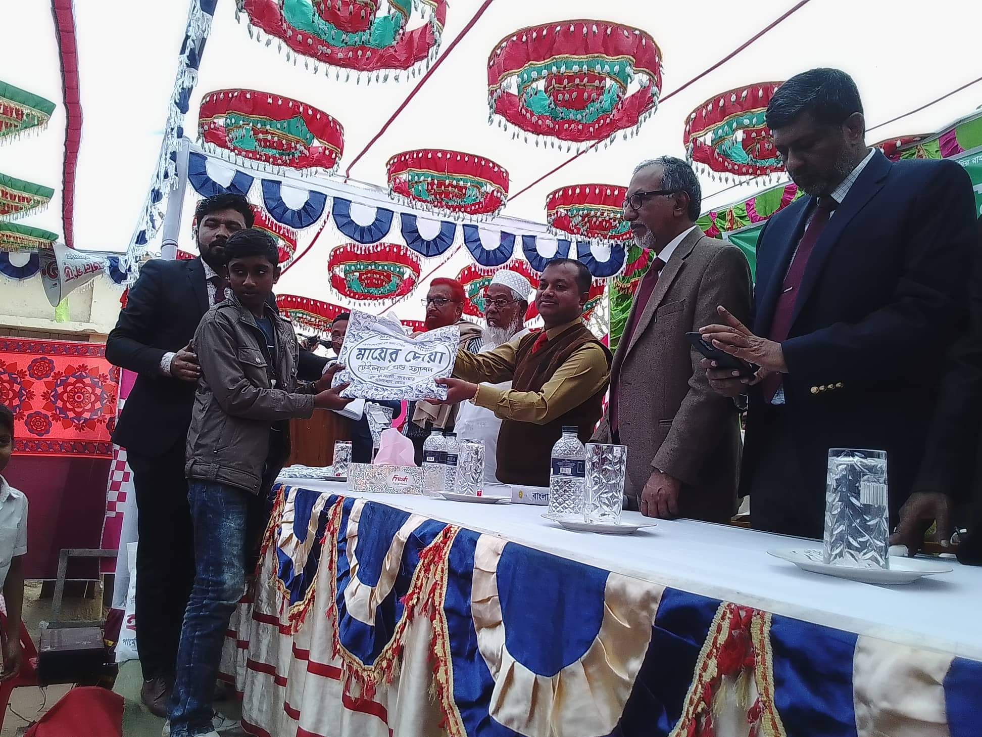 ভোলার দৌলতখানে ১০৩জন শিক্ষার্থী পেল বিনামূ‌ল্যে ইউ‌নির্ফম ‌