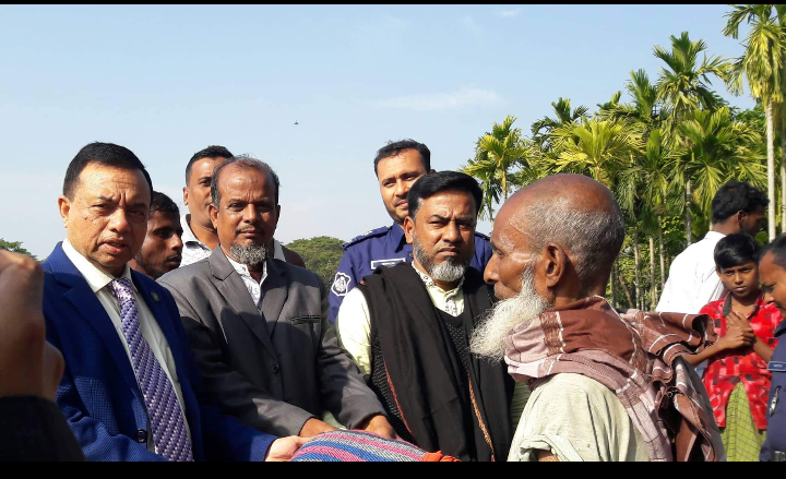 ভোলার রাজাপুরে অসহায় শীতার্ত জেলে পরিবারের মাঝে কম্বল বিতরন- জনতার বাণী