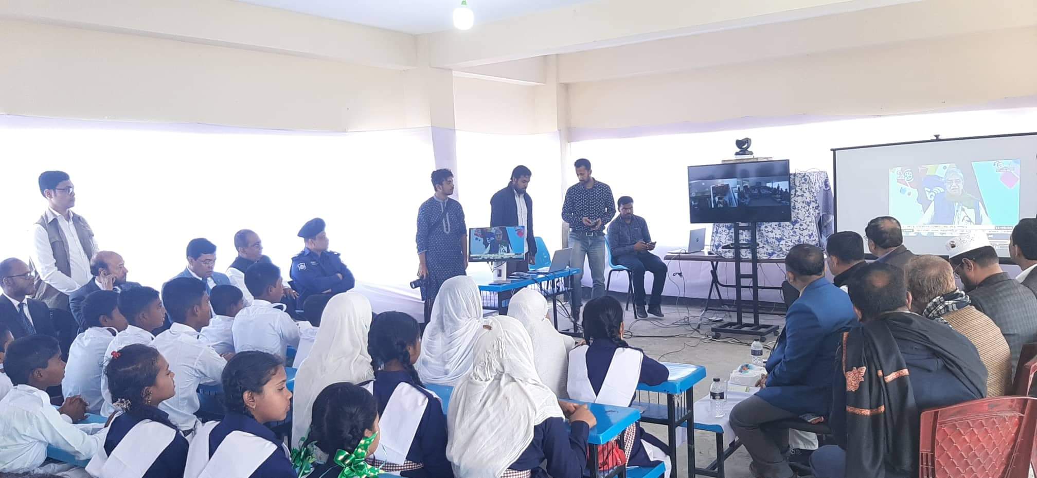 ভোলার দূর্গম চরাঞ্চলে শিক্ষার আলো পৌছে দেওয়ার জন্য ভিডিও কনফারেন্স এ এডুকেশন সেবার উদ্বধন করেন জয়