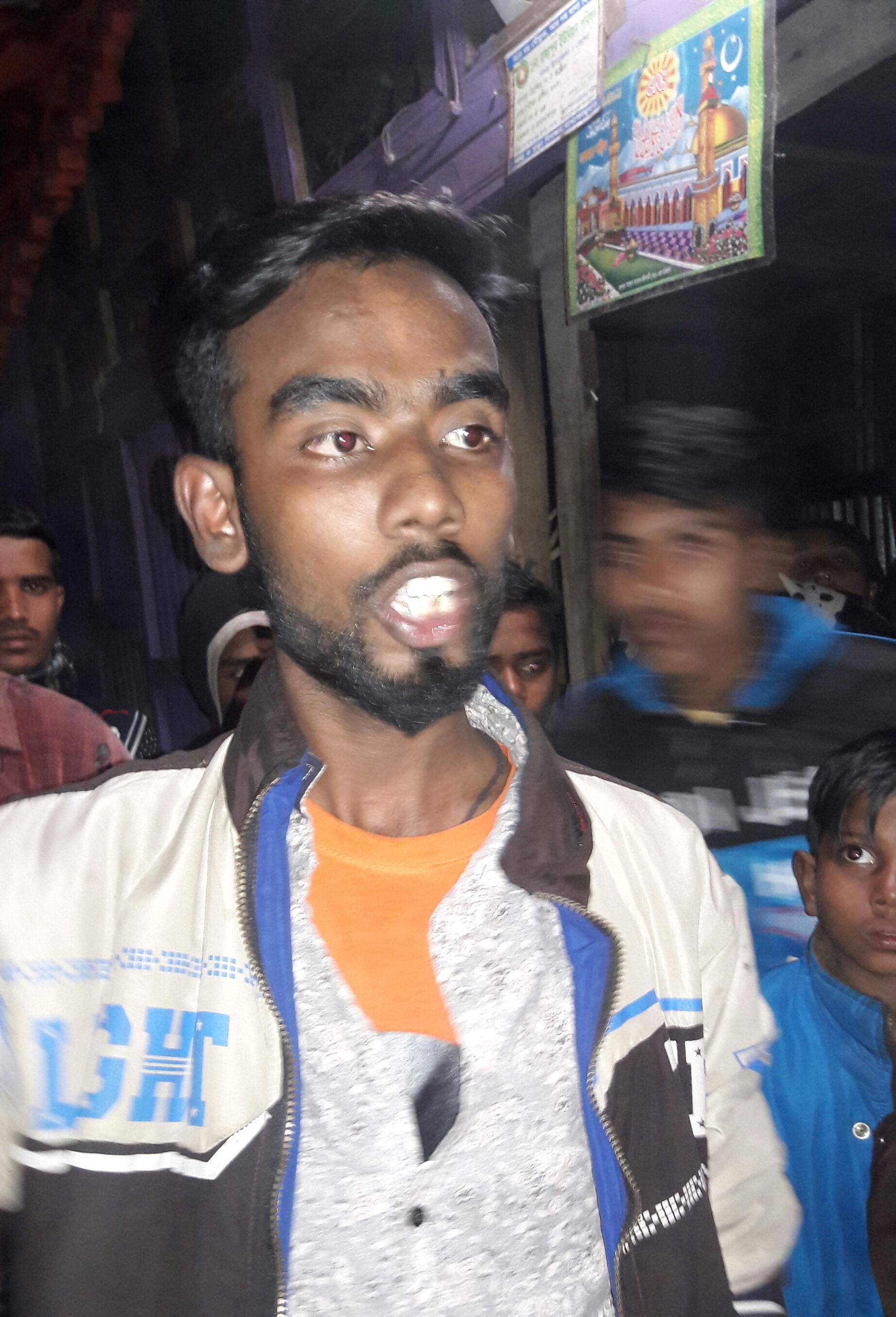 ভোলার রাজাপুর রৌদের হাটে আপত্তিকর অবস্থায় ছেলে- মেয়ে জনতার হাতে আটক পুলিশে না দিতে সেনা সদস্যর বাধা।