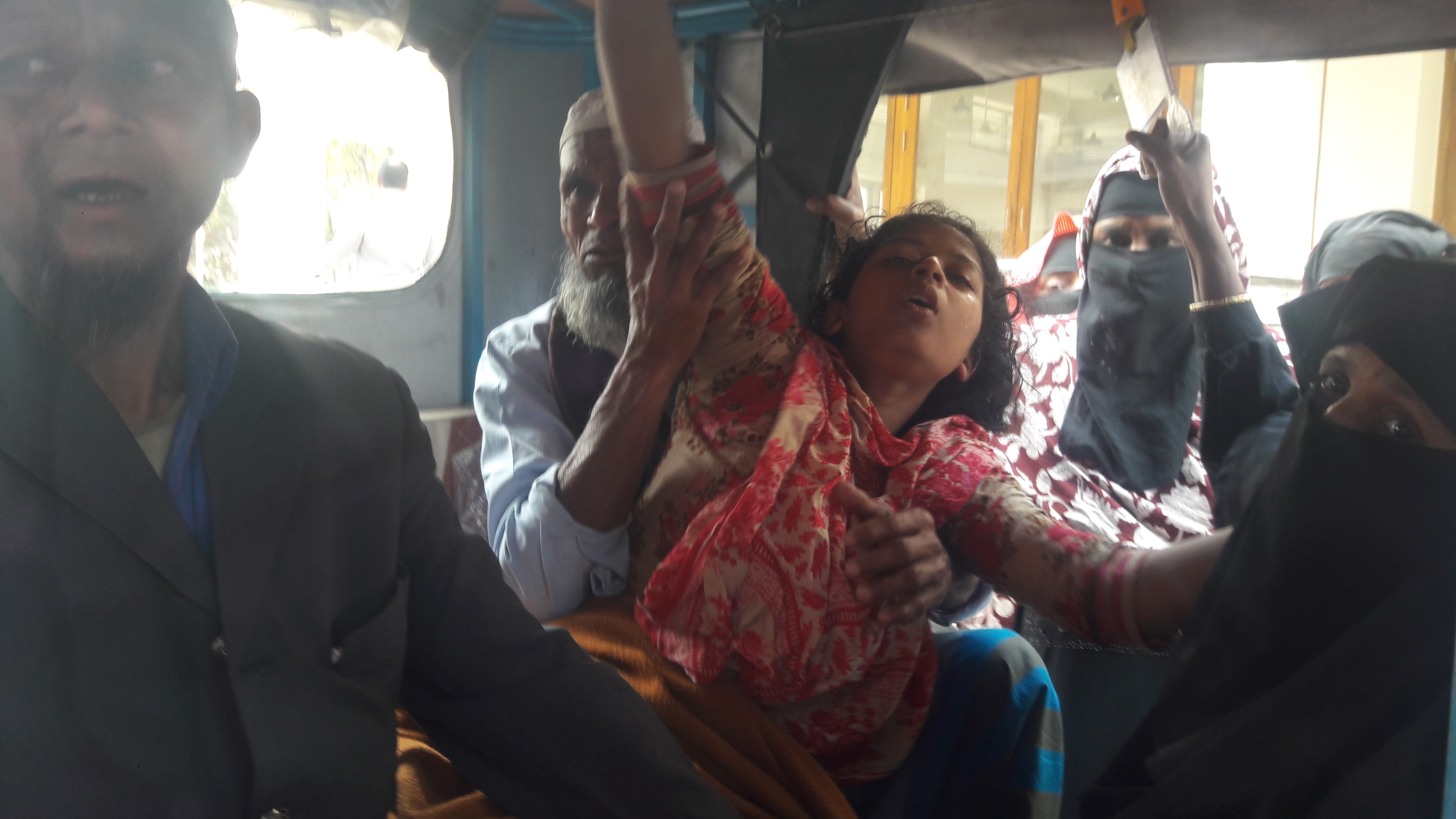 ভোলার রাজাপুরে ৭ম শ্রেনীর ছাত্রীকে মেরে রক্তাক্ত।। মৃত্যু সজ্জায় হাসপাতাল বেডে সাজনু