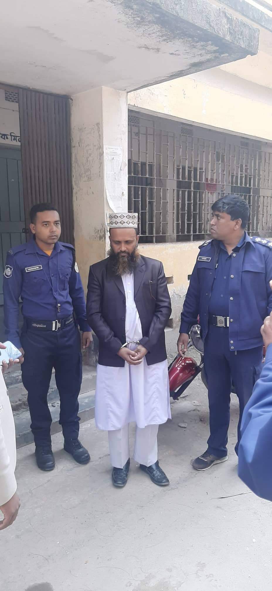 ভোলার দৌলতখানে অন্যের পরীক্ষা দিতে আসা ১০ শিক্ষার্থীসহ মাদ্রসার সুপার আটক