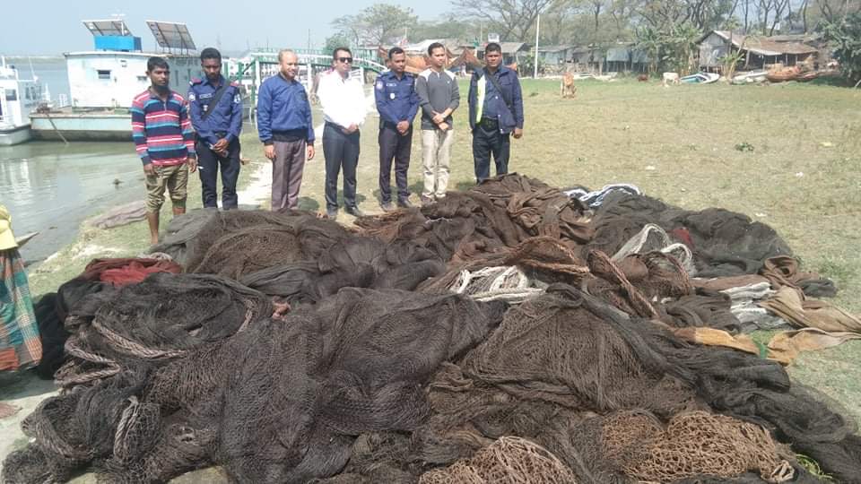ভোলার ফেরি থেকে ৮ লাখ টাকার অবৈধ বাধা জাল জব্দ 