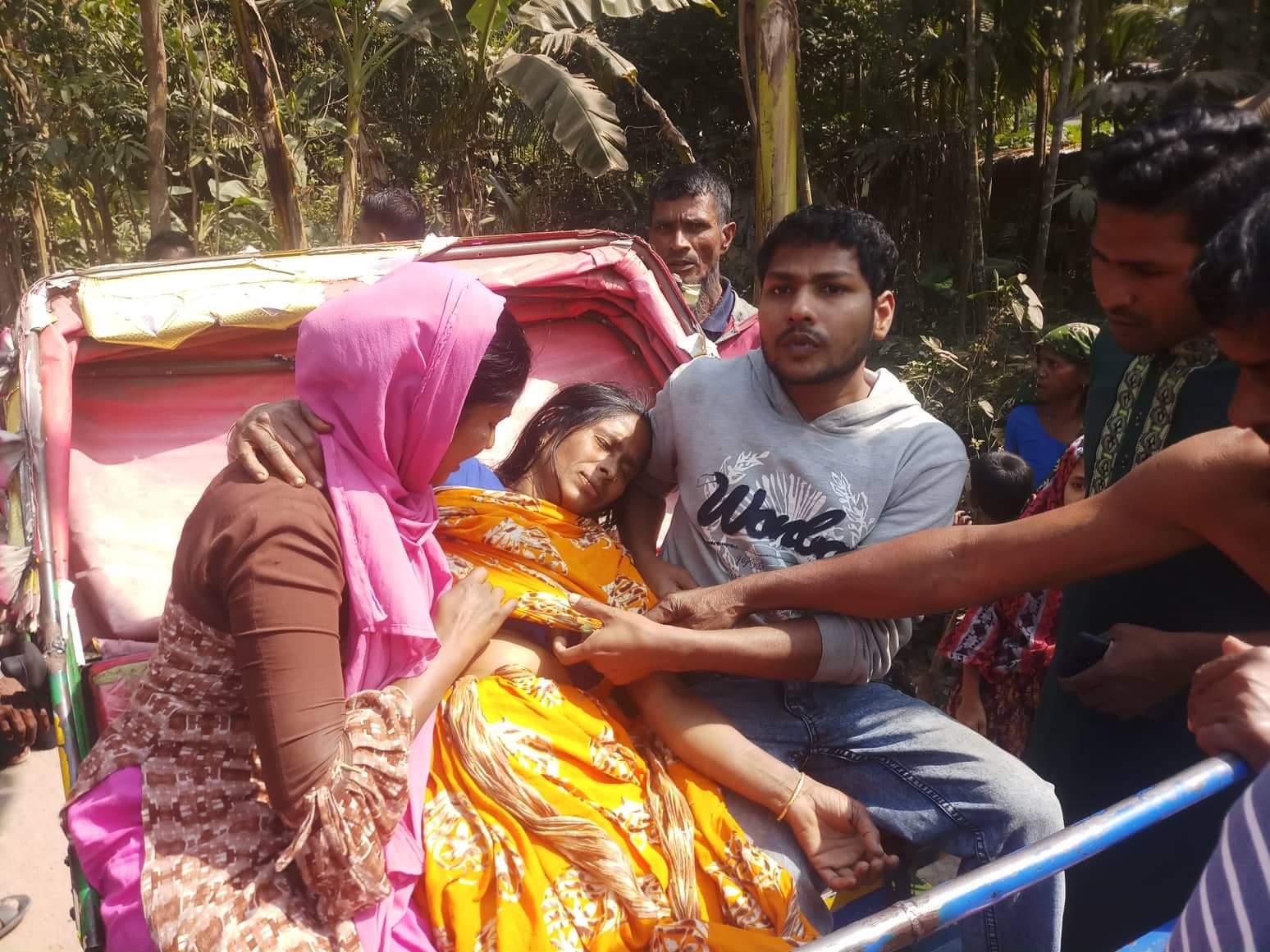 ভোলার ধনিয়ায় গাছ কাটাকে কেন্দ্র করে বৃদ্ধা মহিলাকে পিটিয়ে পা ভেঙ্গে দিলেন প্রতিপক্ষ আলাউদ্দিন গংরা আলা