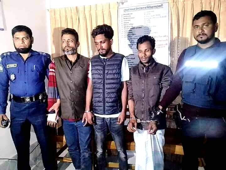 ভোলার পূর্ব ইলিশা থেকে ইয়াবার গডফাদারসহ ৩ জনকে আটক করেছে পুলিশ