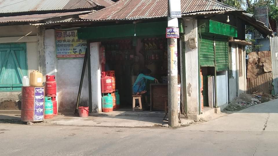 ভোলার গাঁজিপুর রোডে সরকারি নিয়ম না মেনে পেট্রোলের দোকানে বিক্রি হচ্ছে অবৈধ গ্যাস সিলিন্ডার