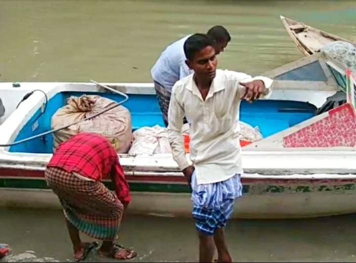 প্রশাসনকে বৃদ্ধাঙ্গুল দেখিয়ে ভোলা থেকে বরিশালে পাঠানো হচ্ছে ইলিশ