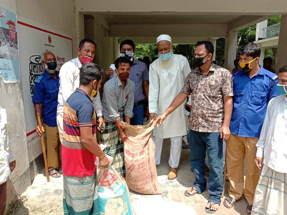 ভোলার ভেদুরিয়ায় জেলেদের মাঝে চেয়ারম্যানের চাউল বিতরন