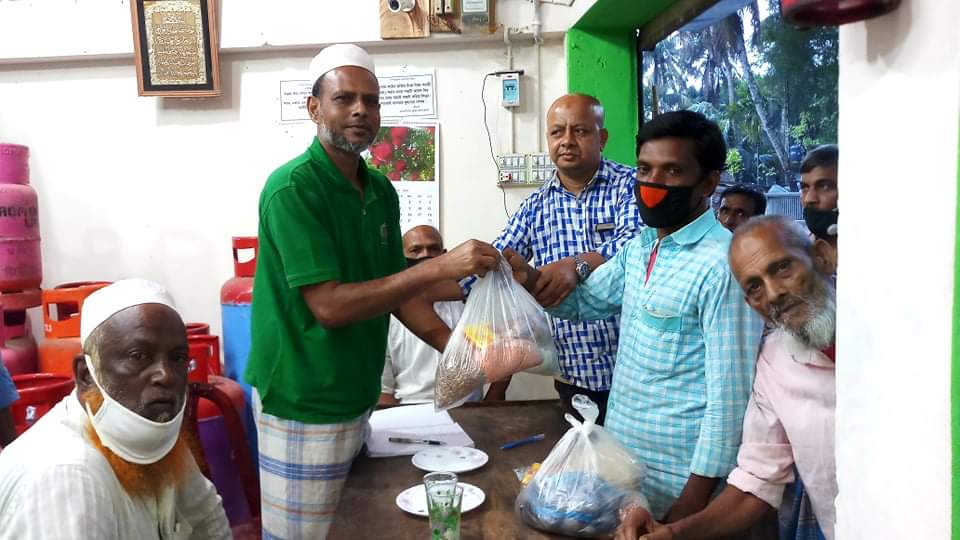 ভোলার গাঁজিপুর রোডে অসহায় দিনমজুর পরিবারের মাঝে দিনারের খাদ্য সামগ্রী বিতরন