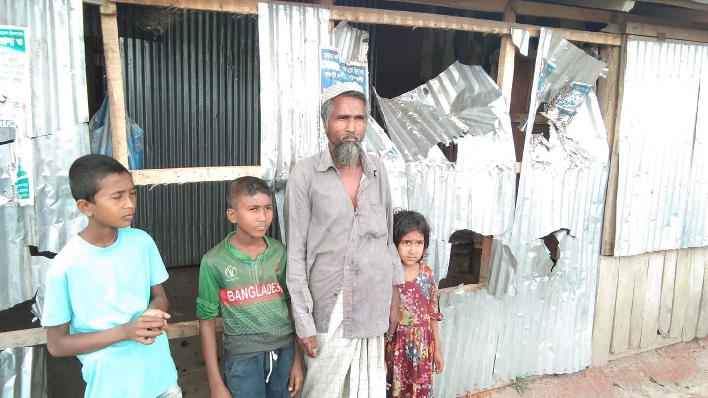 ভেলুমিয়ায় নব্য আঃলীগের সন্ত্রাসী তান্ডবে রিক্সাচালকের ঘর কুপিয়ে তছনস