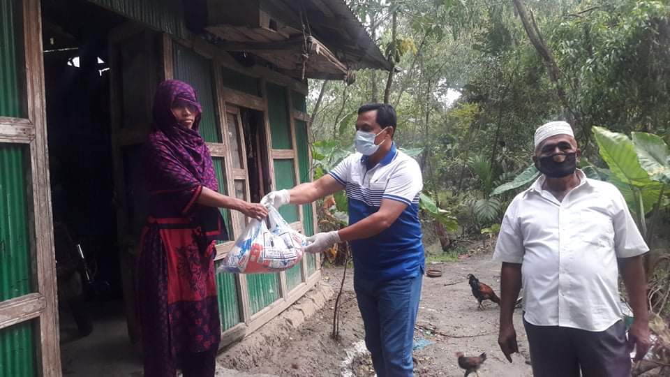 ভোলার আলিনগরে অসহায় দিনমজুরদের বাড়ি বাড়ি খাদ্য সামগ্রী পৌছে দিচ্ছেন।।বশির চেয়ারম্যান