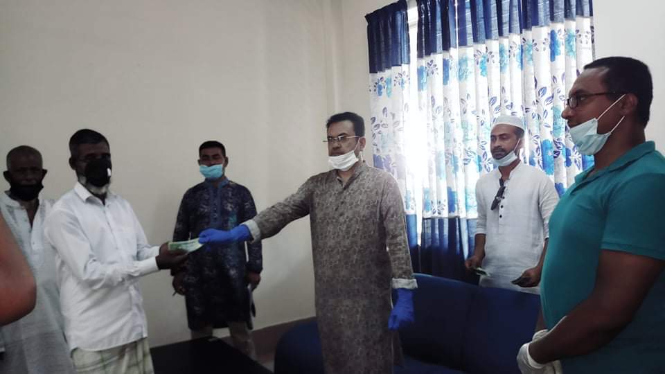 ভোলায় কর্মহীন হয়ে পড়া ১ শত ৫০জন অসহায় শ্রমিকদের মাঝে ৩ লাখ টাকা বিতরন