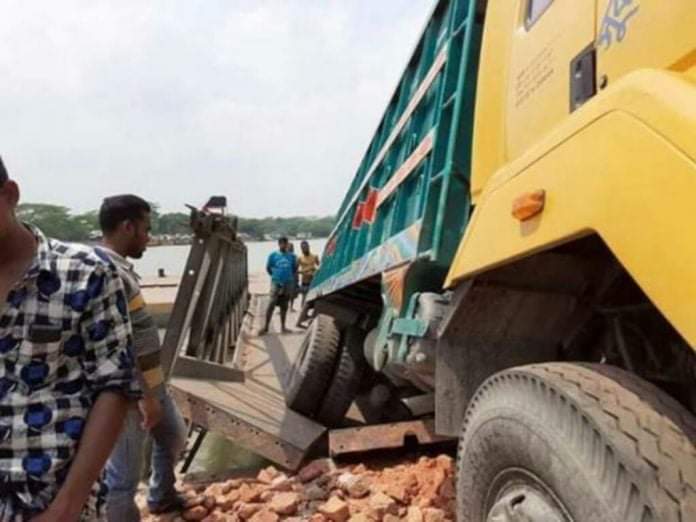 ভোলার ইলিশা ফেরি ঘাটে ট্রাকের চাপায় ১জন নিহত।।