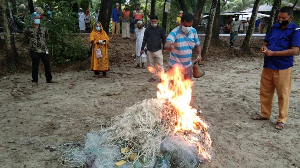 ভোলার ভেদুরিয়ায় কোস্টগার্ডের সোর্স জিয়ার বাসা থেকে অবৈধ কারেন্ট জালসহ ইলিশ আটক