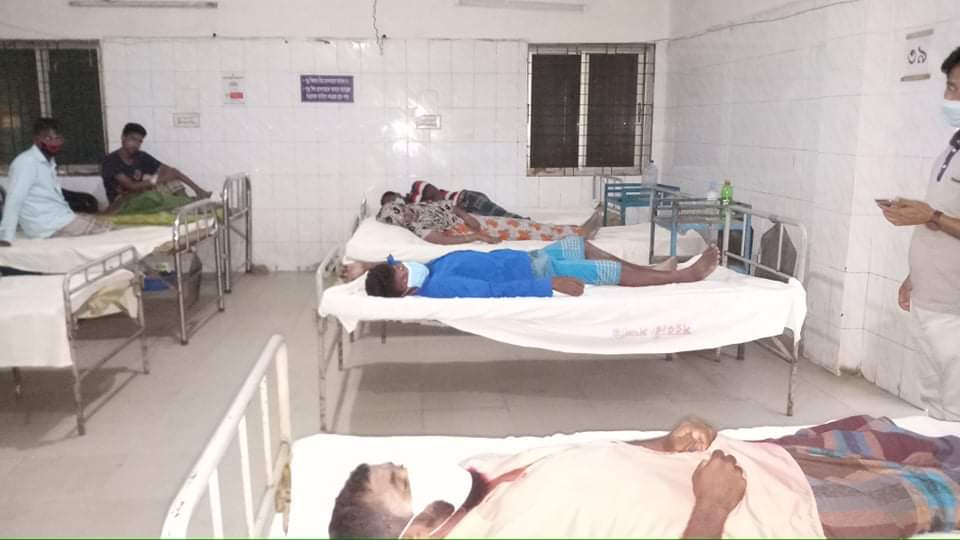 ভোলার ভেদুরিয়ায় এক নারীকে ইভটেজিং প্রতিবাদে রক্তাক্ত হয়ে হাসপাতালে নারী সহ ৫।।
