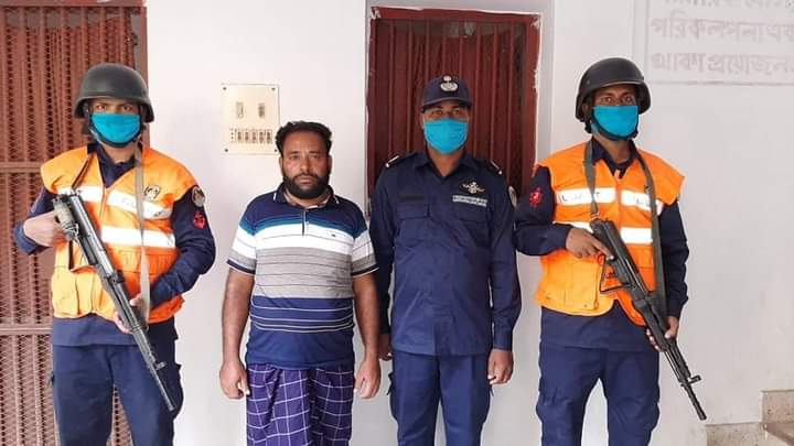 ভোলায় কোস্টগার্ডের নাম ভাঙ্গিয়ে চলা নদীপথের চাঁদাবাজ কামাল গ্রুেপ্তার।।