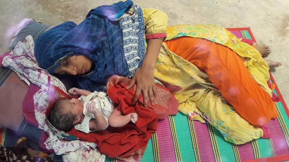 ভোলায় ঝাকুনিতে রিক্সা থেকে পরে রাস্তায় নবজাতকের জন্ম।।