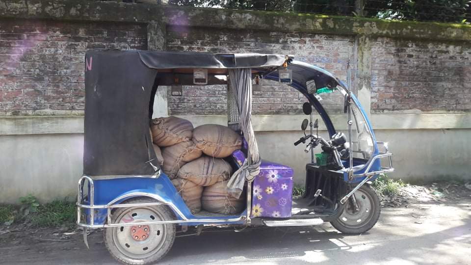 দিন দুপুরে ভোলা খাদ্য গুদাম থেকে সরকারি গম পাচার।।
