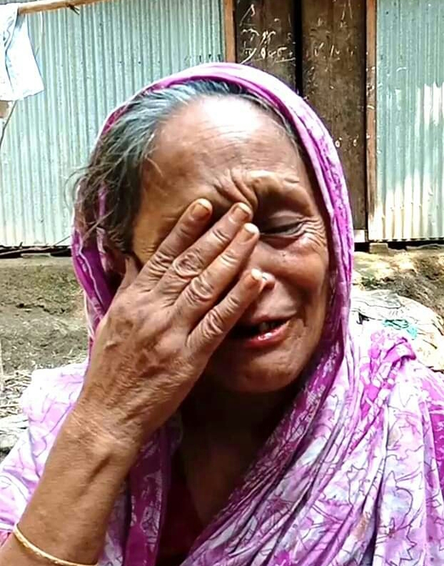 ভোলার শিবপুরে অসহায় বৃদ্ধার কান্নার রোল এ যেন কেউই শুনছে না।