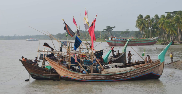 ভোলার মেঘনায় নতুন দস্যুদের আতঙ্কে জেলেরা দিশেহারা।। রাজাপুর থেকে কলকাঠির অভিযোগ।।