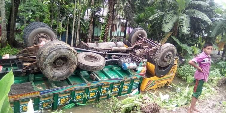 ভোলার ৫টি ইউনিয়ন ইলিশার হাইওয়ে রাস্তার সাথে যুক্ত থাকায় আতংকে জীবন কাটাচ্ছেন ইলিশার মানুষ।।