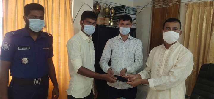 ভোলায় জিডির মাধ্যমে হারানো মোবাইল ফিরে পাচ্ছেন প্রাপ্তকারিরা।।