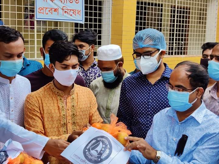 হাসপাতালে করোনা রোগীদের জন্য ফল নিয়ে গেলেন জেলা ছাত্রলীগ সভাপতি রায়হান আহমেদ।।
