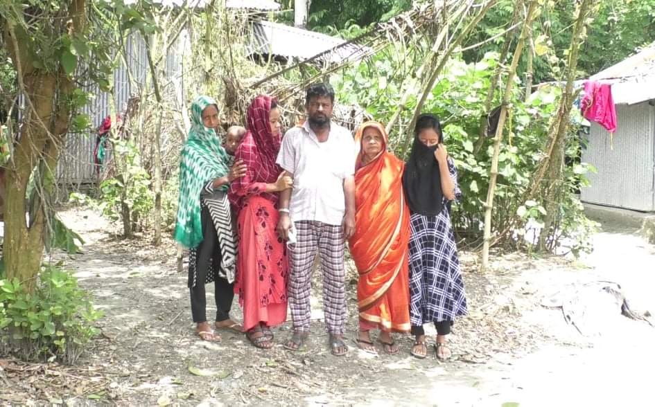 ভোলার লালমোহনে প্রতিবেশীর প্রতিহিংসায় নিঃস্ব একটি পরিবার।।