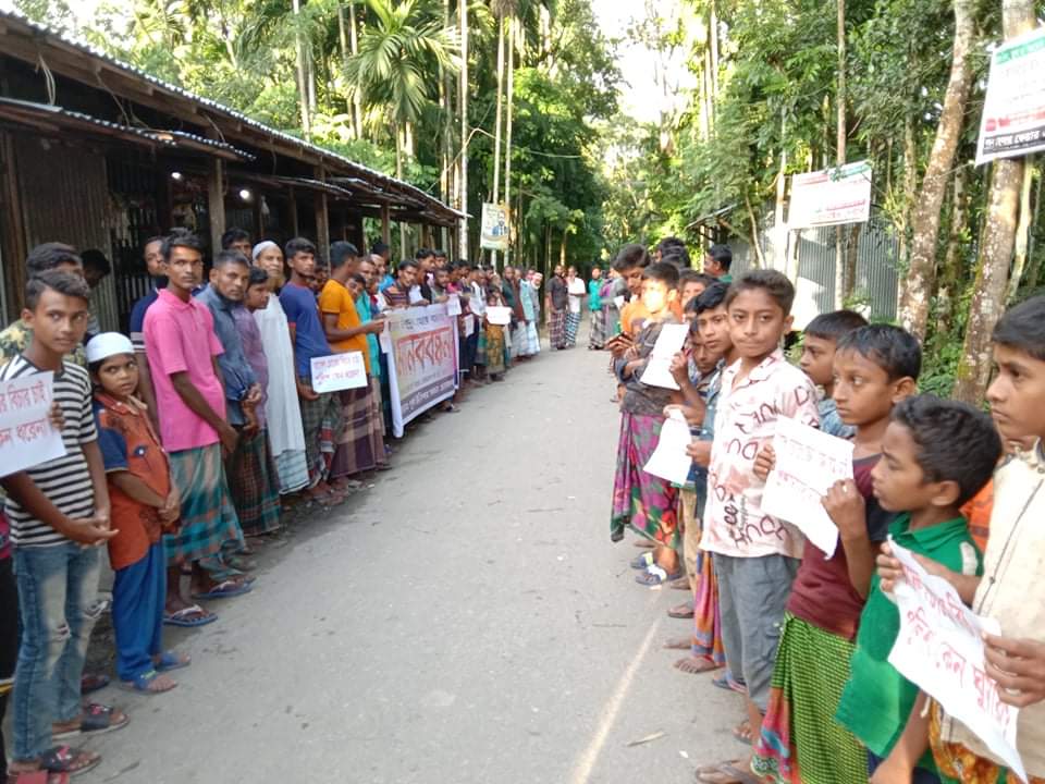 চোরের উপদ্রপ থেকে বাচতে পূর্ব ইলিশায় হাজারো এলাকাবাসির মানববন্ধন।।