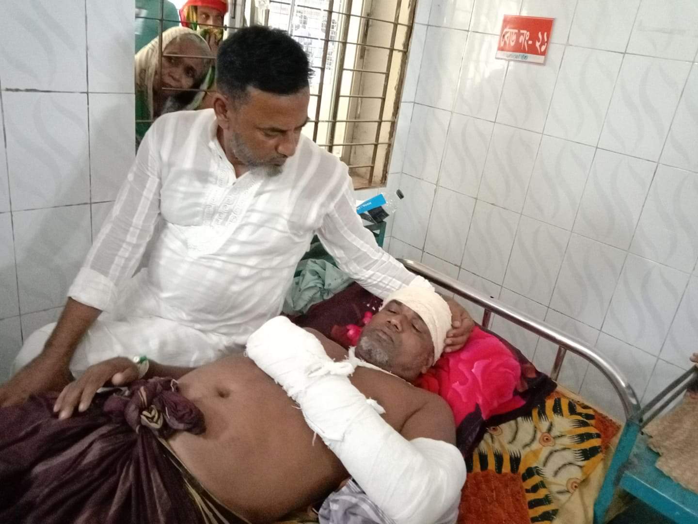 কোন অপরাধীর স্থান রাজাপুরে হবে না, রক্তাক্ত ও জখম খালেককে দেখতে হাসপাতাল বেডে চেয়ারম্যান মিজান খাঁ।।
