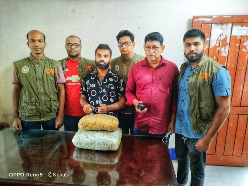 বরিশালে ডিবি পুলিশের অভিযানে ৬ কেজি গাঁজাসহ মাদক ব্যবসায়ী আটক।।