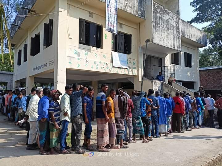 ভোলার দৌলতখানে কোন সহিংসতা ছাড়াই উৎসবমুখর পরিবেশে ভোটগ্রহণ চলছে