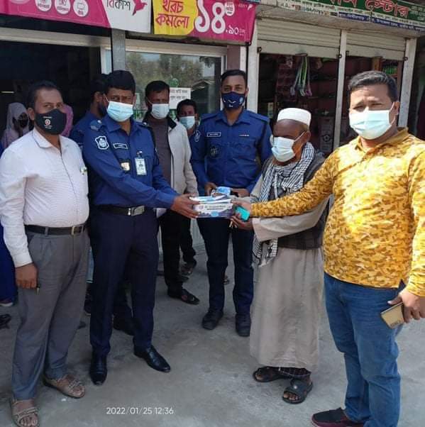 মনপুরা থানার ওসির উদ্যোগে জনসচেতনতায় মাস্ক বিতরণ।।