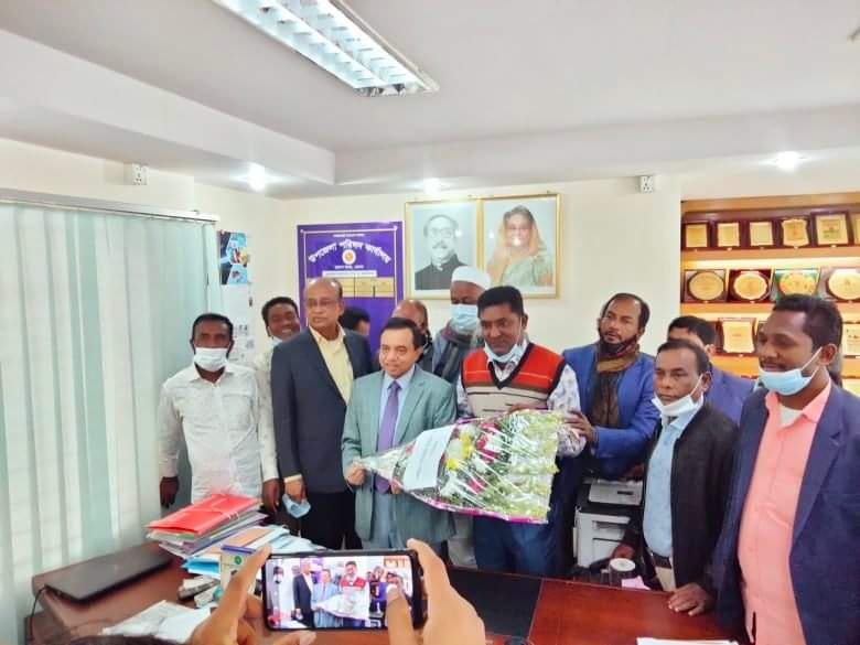 ভোলা সদর উপজেলা চেয়ারম্যান কে নব নর্বাচিত ইউপি চেয়ারম্যানের ফুলেল শুভেচছা।।