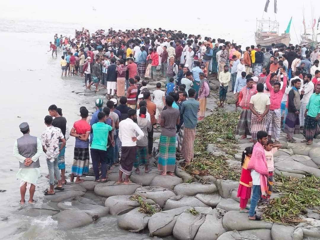 ভোলার দৌলতখানে পুলিশের ধাওয়া খেয়ে যুবক নিখোঁজ; দুই কনস্টেবল বরখাস্ত।।