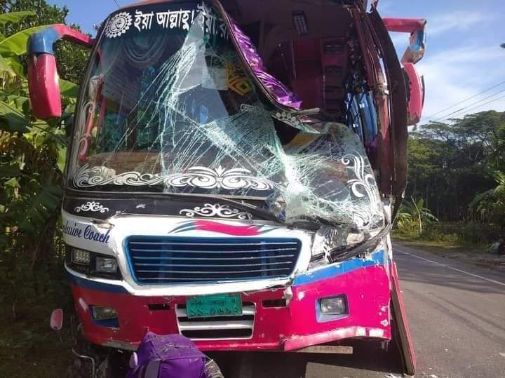 ভোলায় বাস, কাভার্ডভ্যান ও হোন্ডার ত্রিমুখী সংঘর্ষ-আহত ৪।।