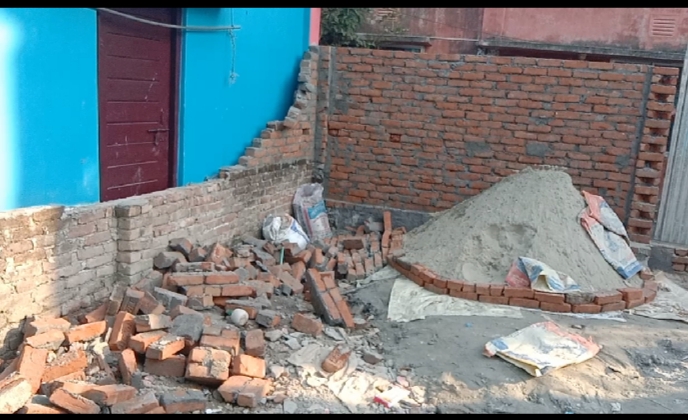 ভোলায় প্রবাসীর পাকা সিমানাপ্রাচীর ভেঙ্গে দেওয়ার অভিযোগ।।