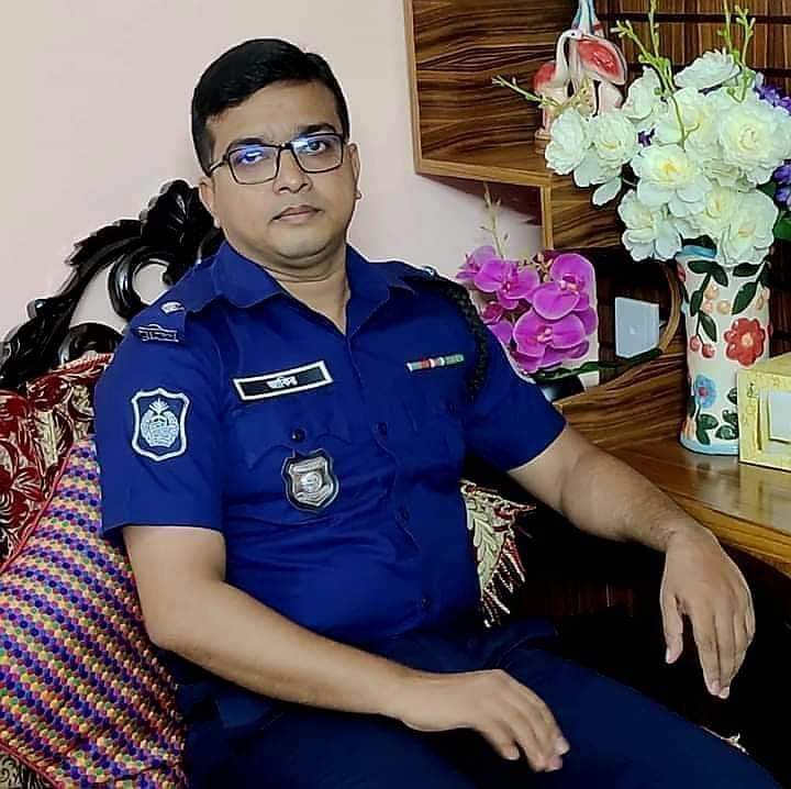 দৌলতখান থানার ওসি কে ভাই বলে সম্মোধন করায় সাংবাদিকের উপর উত্তেজি।।