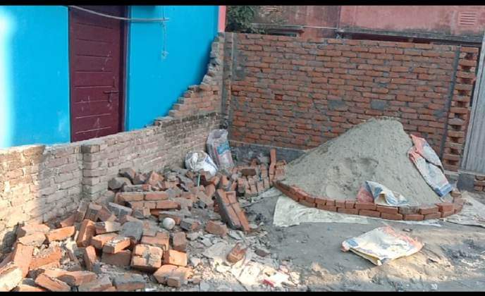 ভোলায় নির্বাচন কর্মকর্তার বিরুদ্ধে প্রতিবেশীর সীমানাপ্রাচীর ভাংচুর ও দখলসন্ত্রাসের অভিযোগ।।