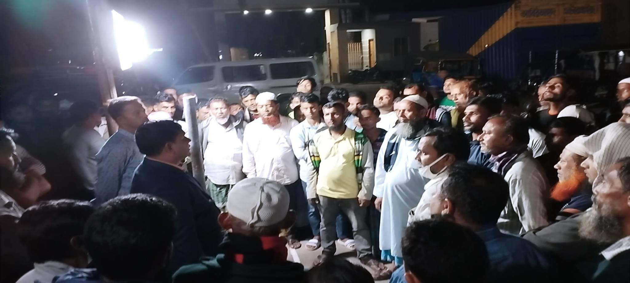 ভোলায় ন্যায়বিচারের দাবীতে এলাকাবাসীর থানার সামনে বিক্ষোভ! সুষ্ঠ সমাধানের আশ্বাস দিলেন ওসি।।