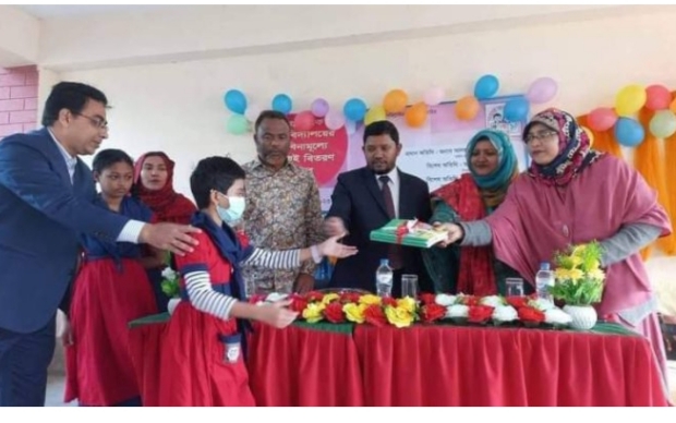 ভোলায় নতুন বছরে কোমলমতি শিক্ষার্থীদের মাঝে প্রধানমন্ত্রীর বই উপহার।।